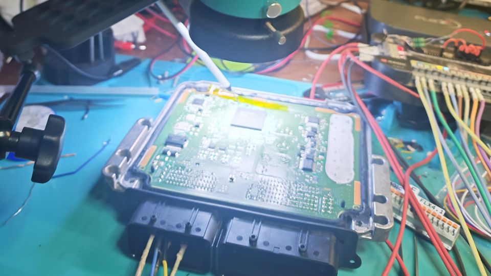 Otvorena upravljačka jedinica pod mikroskopom, spojena na FLEX